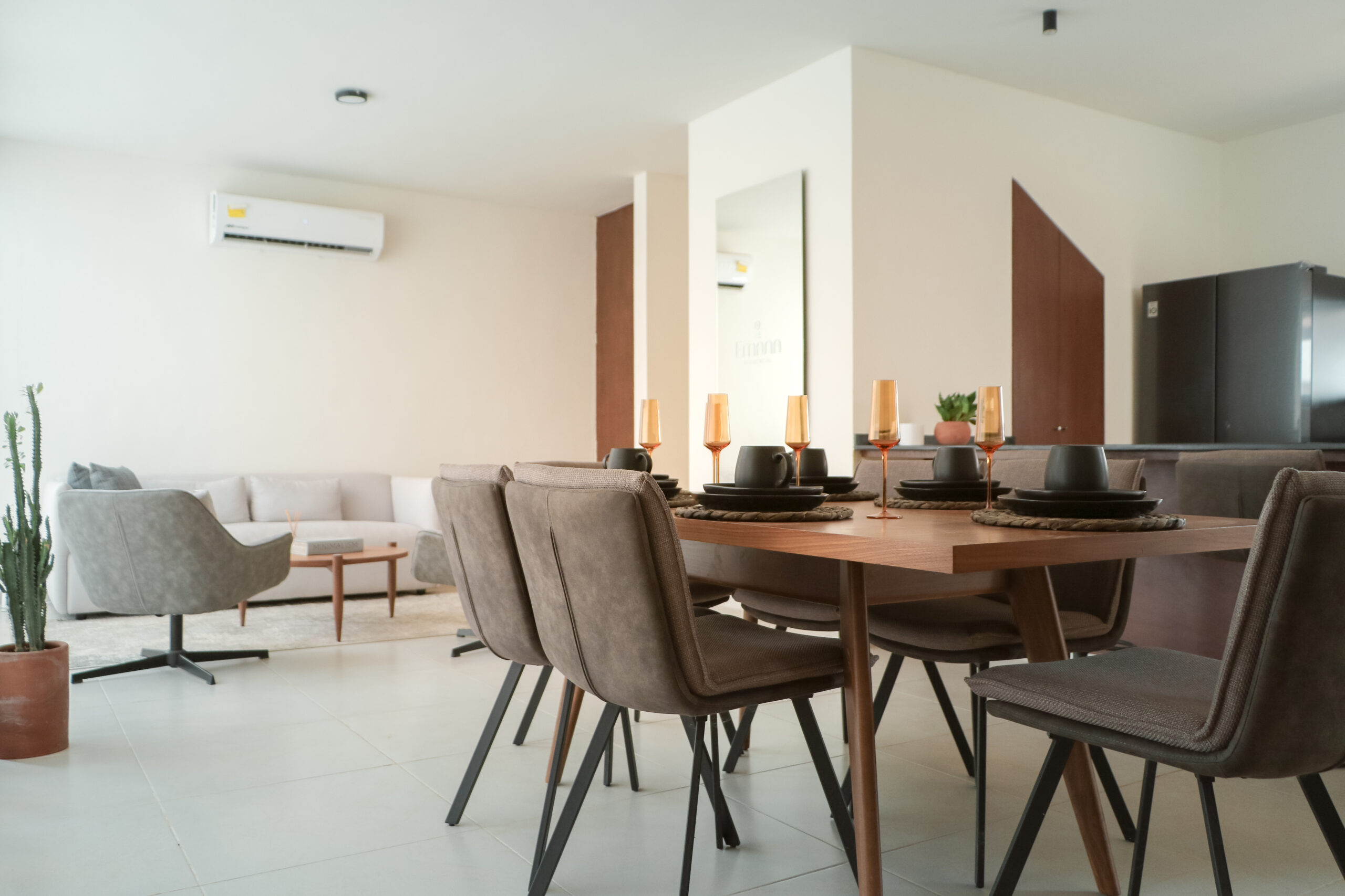 Sala comedor con vista a jardín